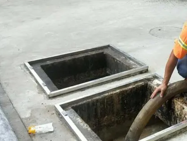梁山化粪池清理