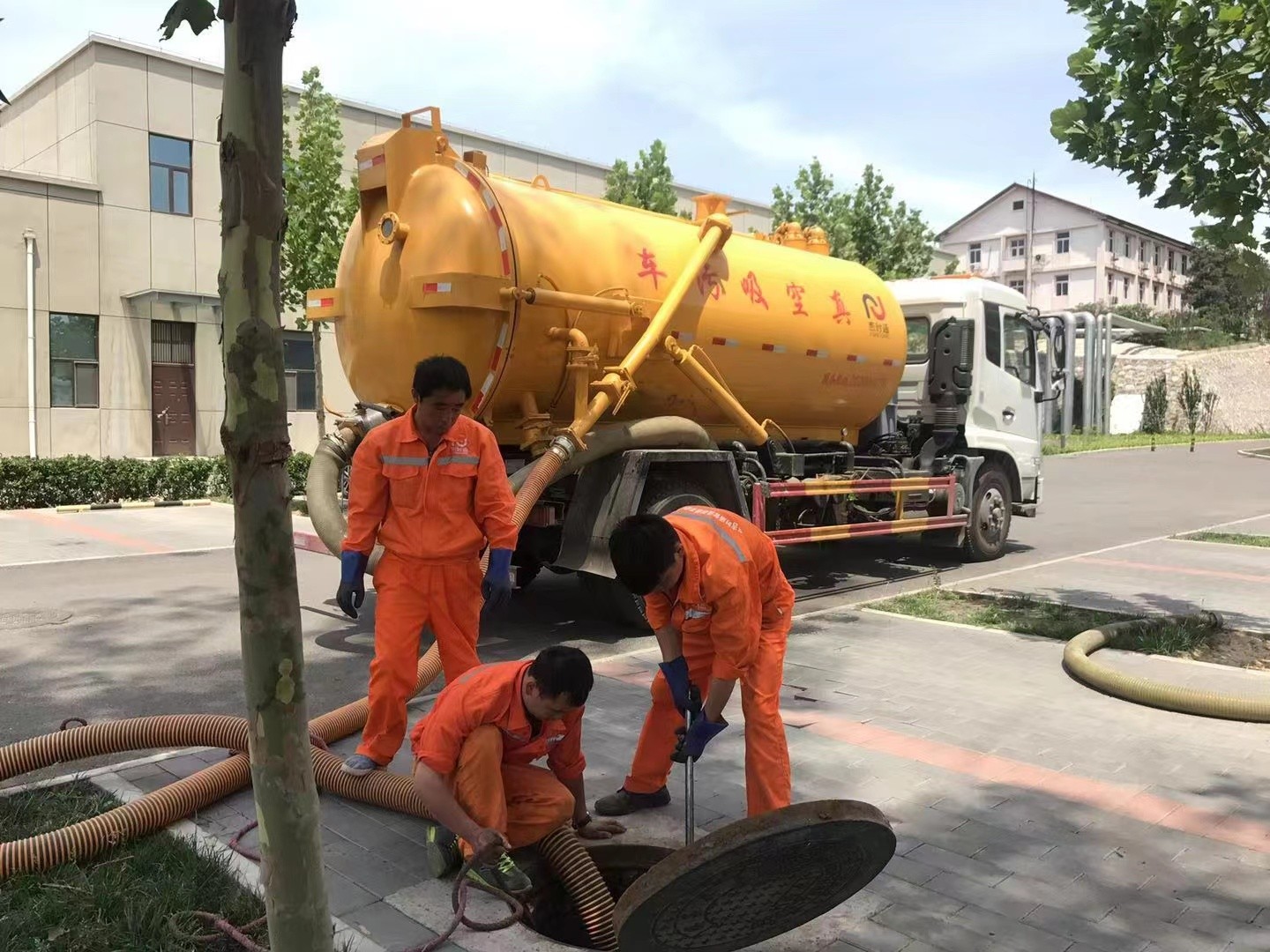 梁山管道疏通车停在窨井附近