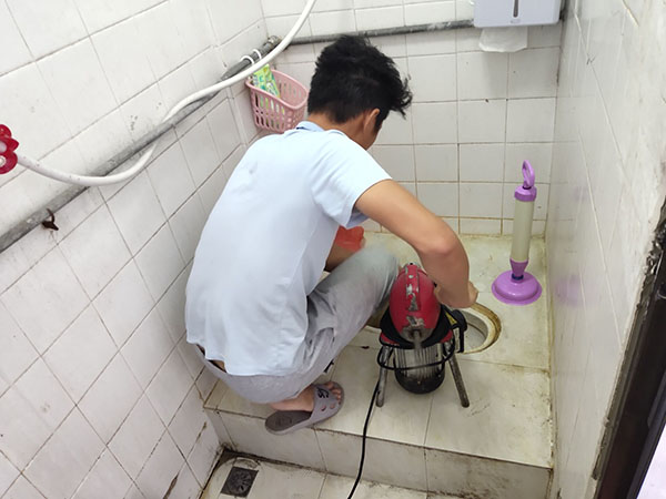 梁山管道堵塞冒臭气 专业师傅现场解决问题