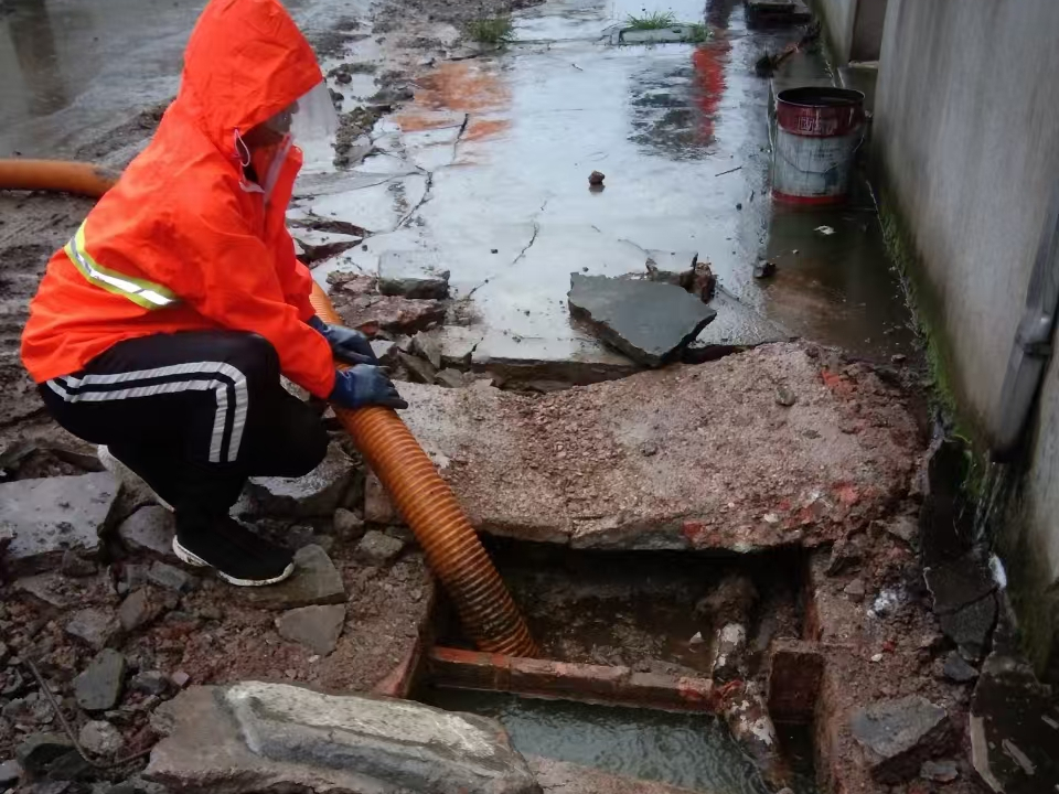 梁山专业清理污水池 炜誉市政以规范流程守护城市 “肠道”