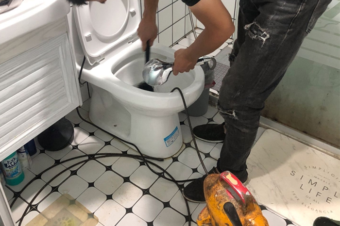 梁山马桶堵塞自己疏通还是找师傅?专业上门服务让你省时更省心
